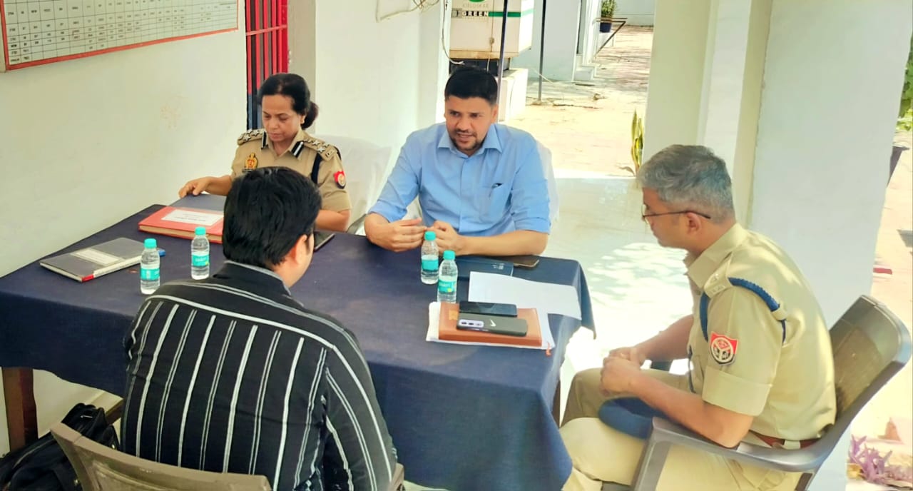 जिलाधिकारी व वरिष्ठ पुलिस अधीक्षक ने थाना समाधान दिवस में  सुनी शिकायतें