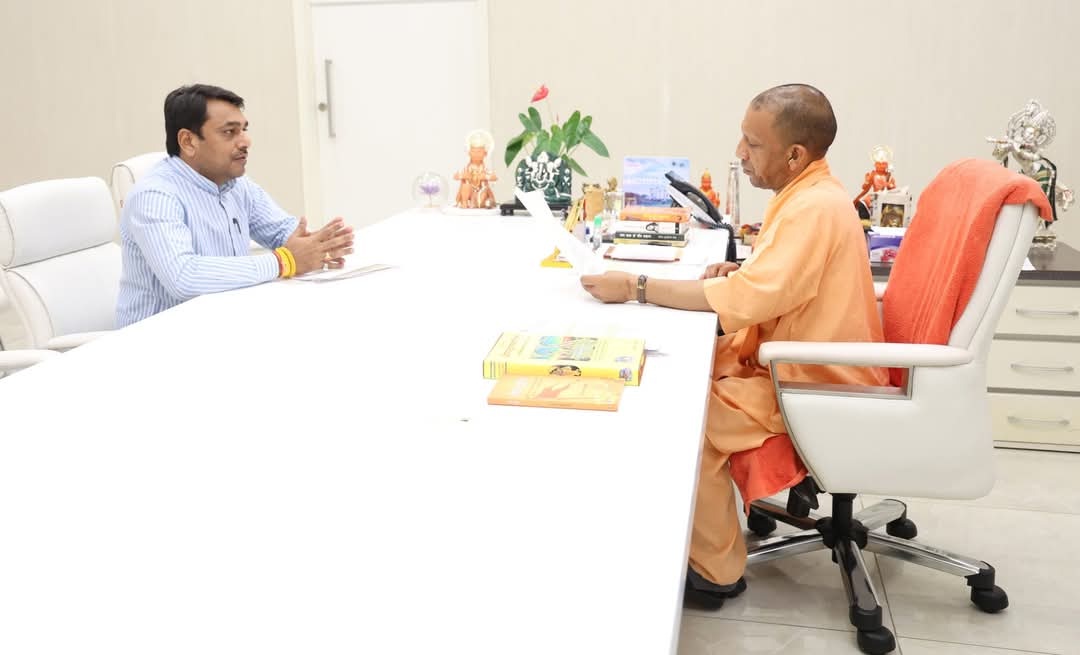 बुन्देलखण्ड के जनपद झांसी से बबीना  विधायक मिले मुख्यमंत्री योगी से , जानिए क्या कहा ?
