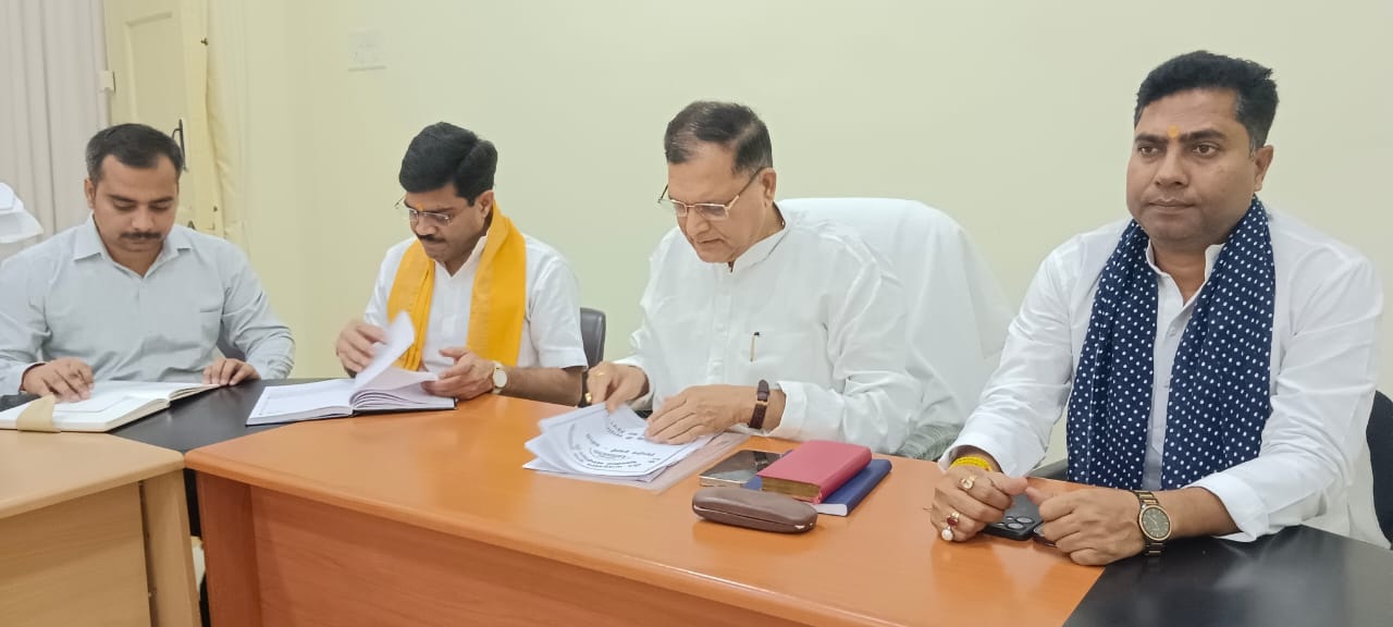 झांसी : निर्माण कार्यों के शिलान्यास एवं लोकार्पण में जनप्रतिनिधियों की प्रतिभागिता सुनिश्चित कराएं : वाई पी सिंह