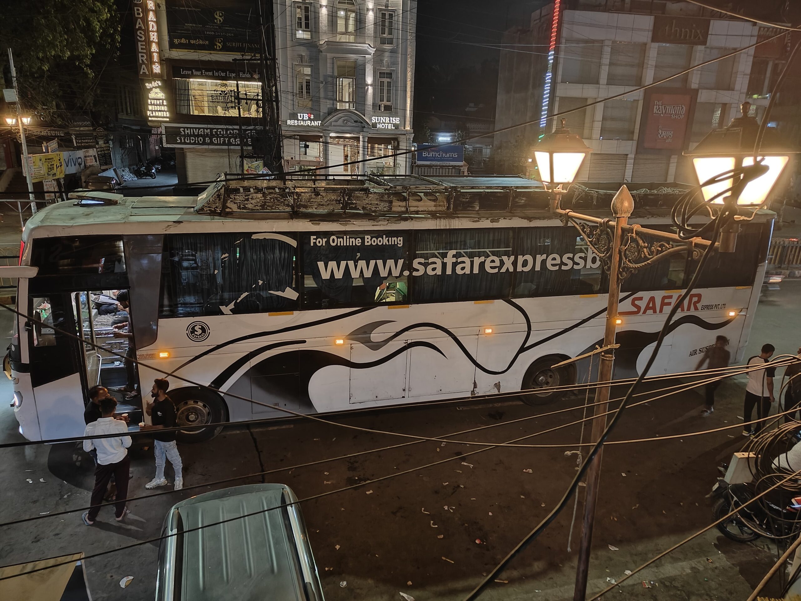झांसी : स्टेशन के बाहर सवारी माफियाओं की दहशतगर्दी