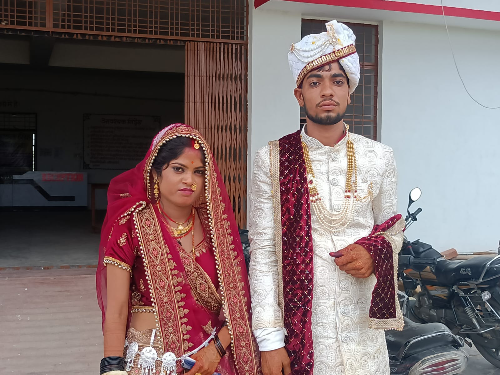 झांसी में शादी के लाल जोड़ें में दुल्हन पति के साथ पहुंची परीक्षा देने विधालय