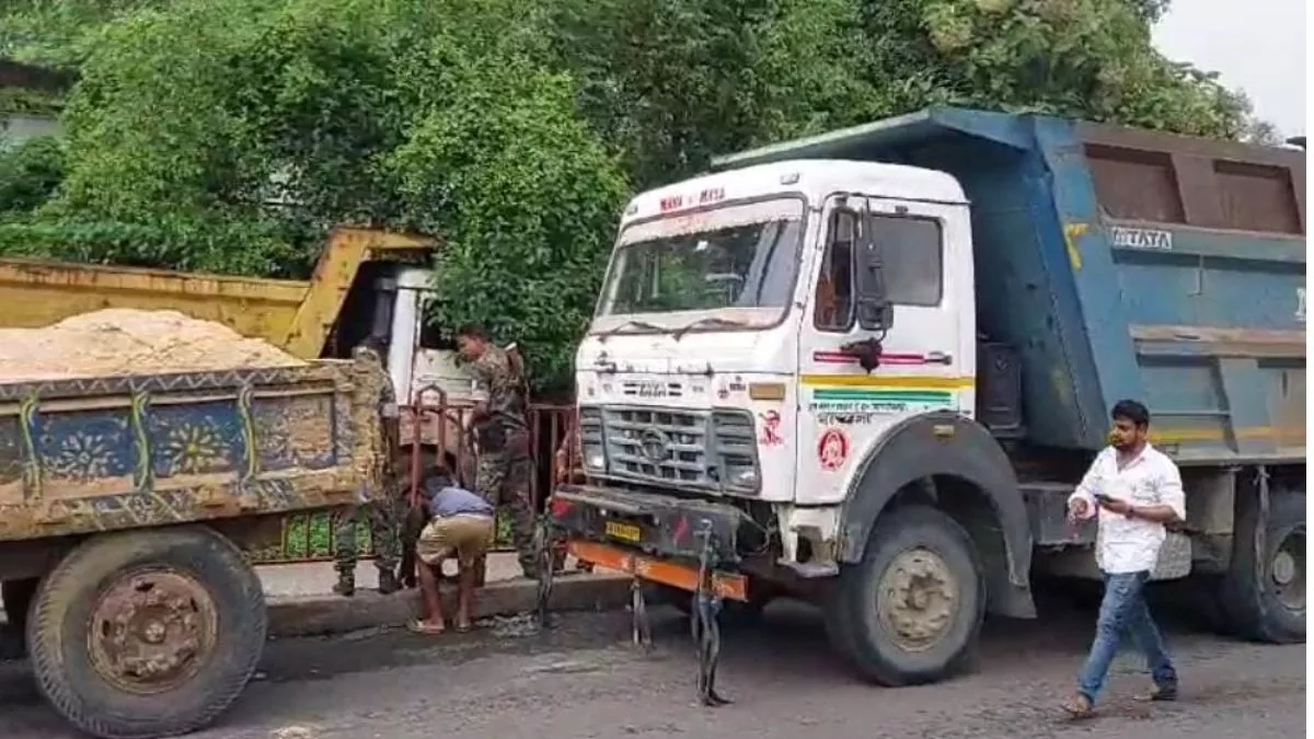 झाँसी : फिर सजने लगी मेडिकल तिराहे पर अवैध बालू की मण्डी , शहर में वाहनों की एन्ट्री है नो एन्ट्री किसी को पता नहीं