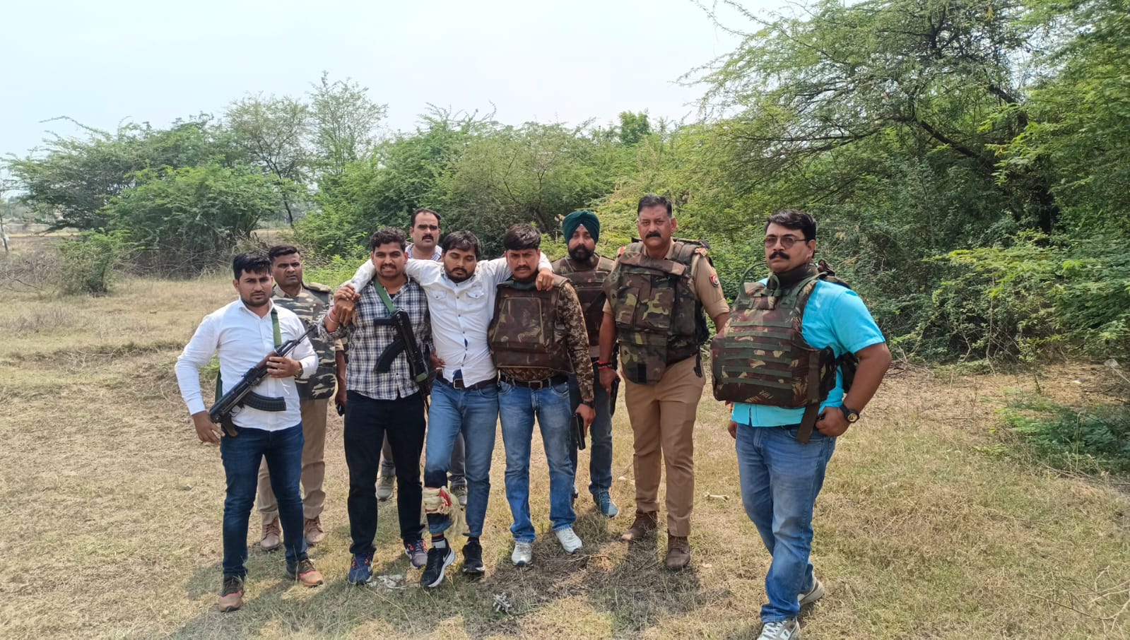 झांसी : मांग रहा था गुण्डा टैक्स , पुलिस ने पकड़ा तो चलायी गोली हुआ लंगड़ा , मुठभेड़ में गिरफ्तार