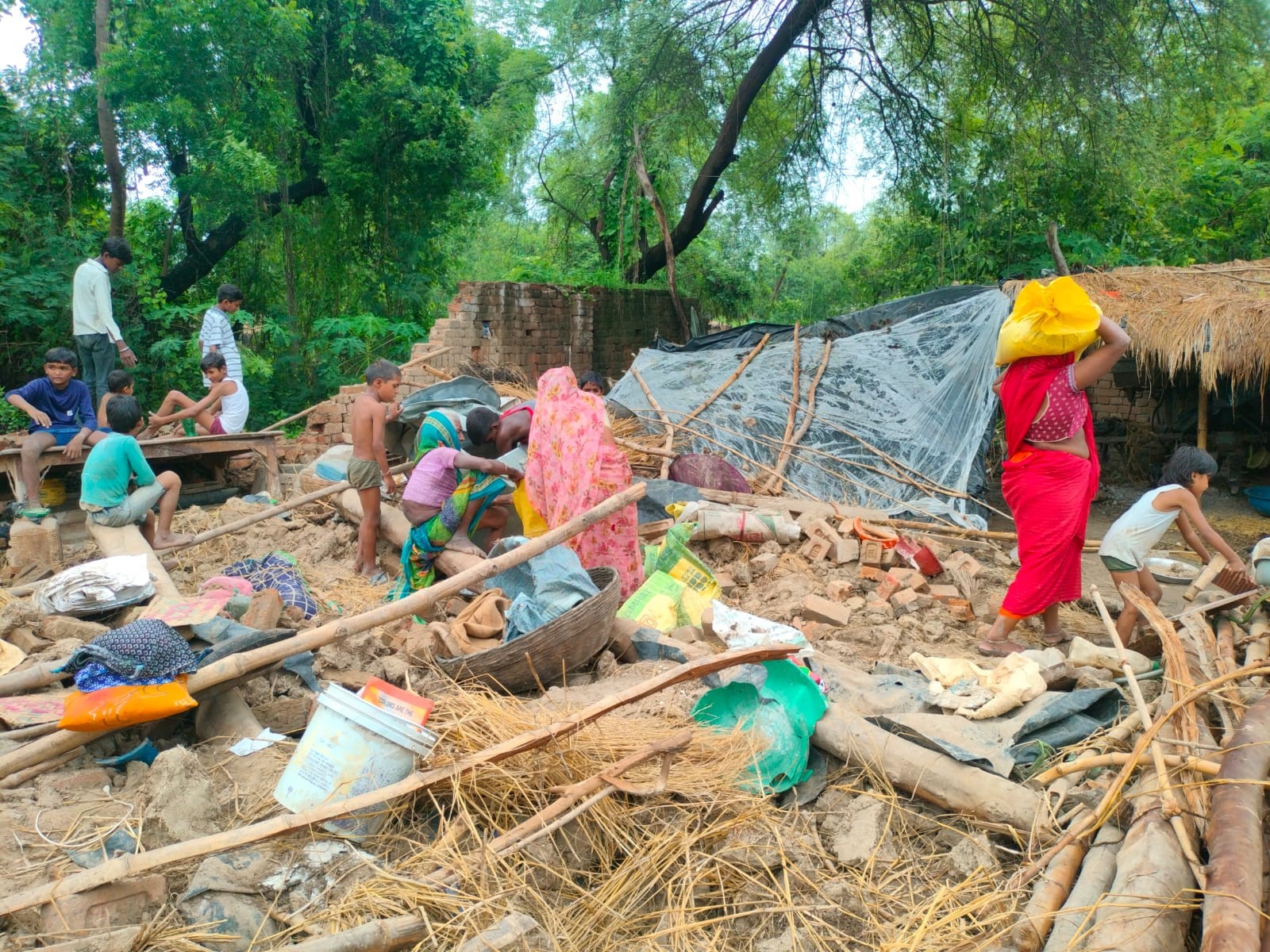 बांदा : बारिश बनी काल चार बच्चों समेत छह लोगों की मौत, बिलख उठे परिजन