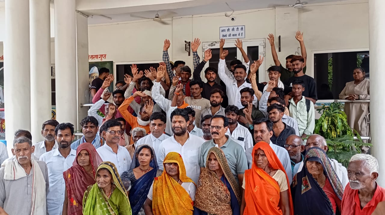 झांसी : मूल भूत सुविधाओं से अभी भी वंचित है पथरिया खिरक व खिसनी खुर्द के वाशिन्दे