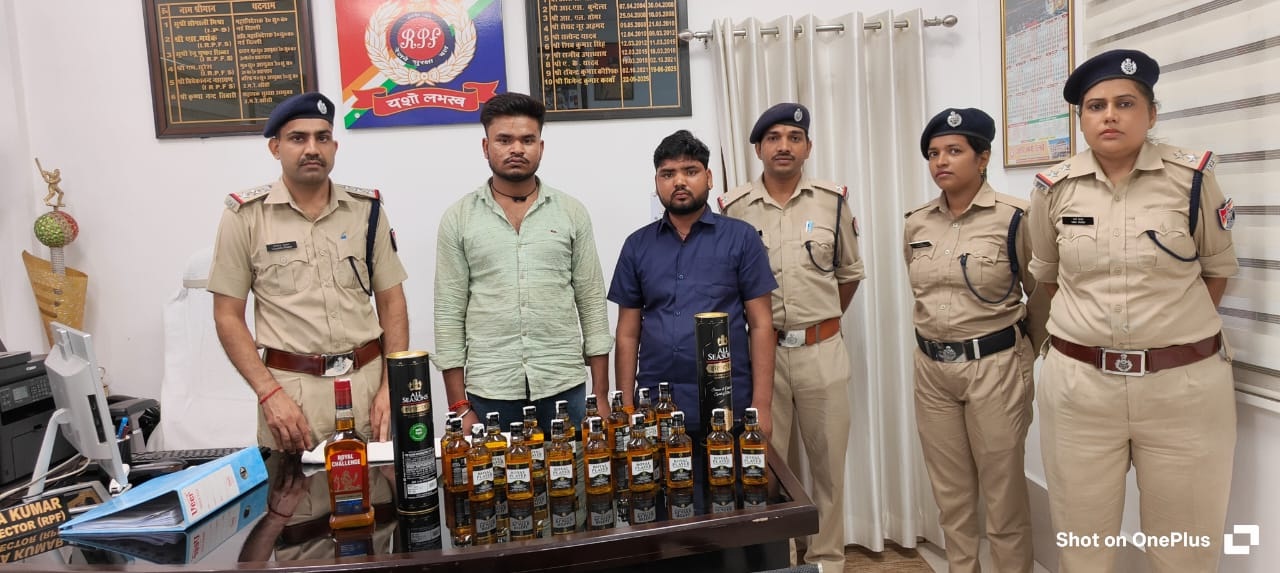 झांसी में ट्रेन में पकड़े गए शराब के तस्कर