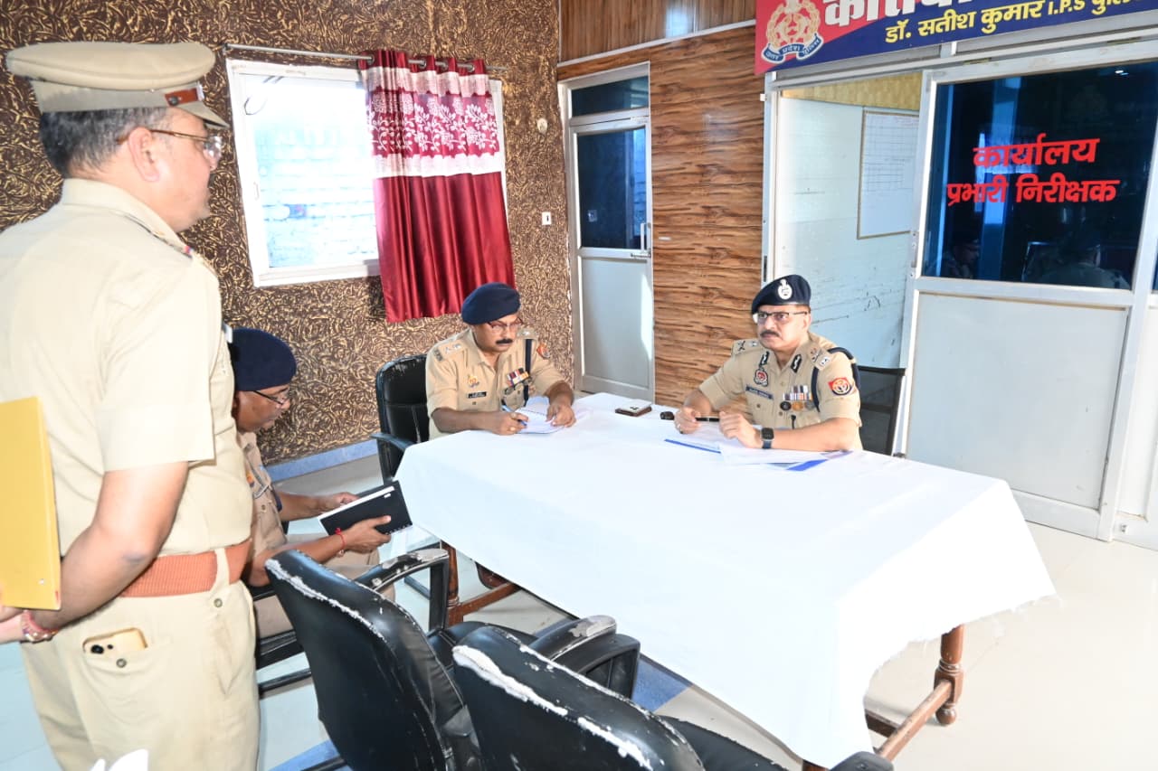 एडीजी कानपुर ने किया कोतवाली उरई का आकस्मिक निरीक्षण