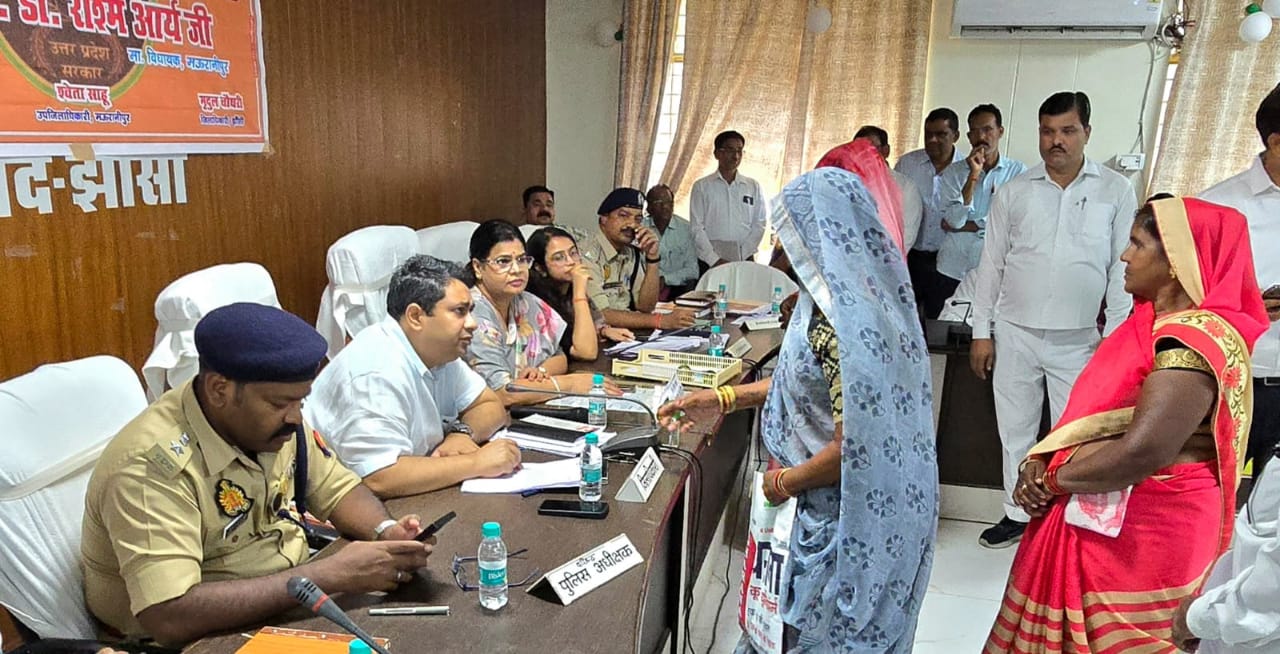डीएम ने संपूर्ण समाधान दिवस में 7 शिकायतो का मौके पर किया निस्तारण