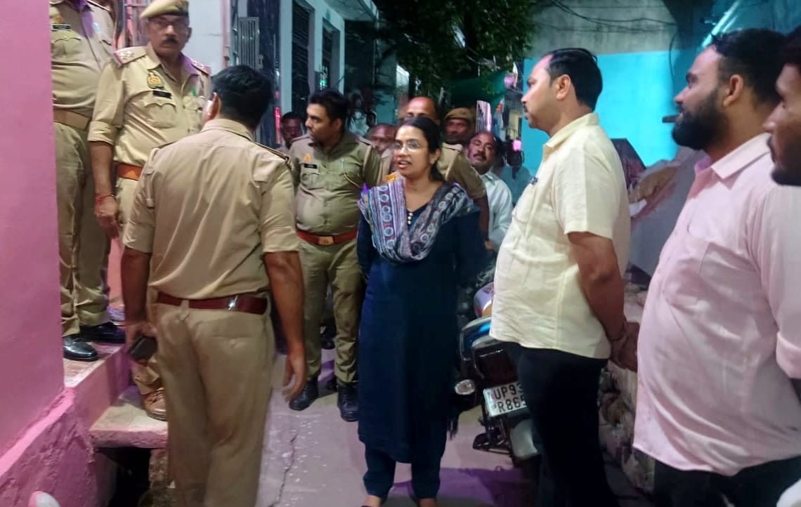 मऊरानीपुर : मोहल्ला शिवगंज घनी आबादी के बीच मकान में प्रशासनिक टीम ने मारा छापा