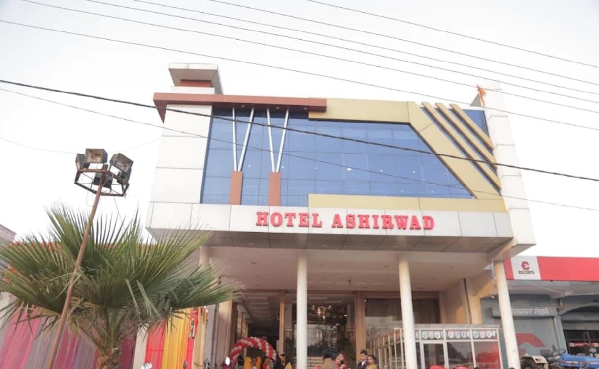 उरई : आशीर्वाद होटल के बावर्ची की गोली लगने से हुई मौत, मचा हड़कंप