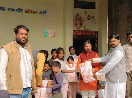 मड़ावरा में बुंदेलखंड एकीकरण समिति ने बांटे गर्म कपड़े