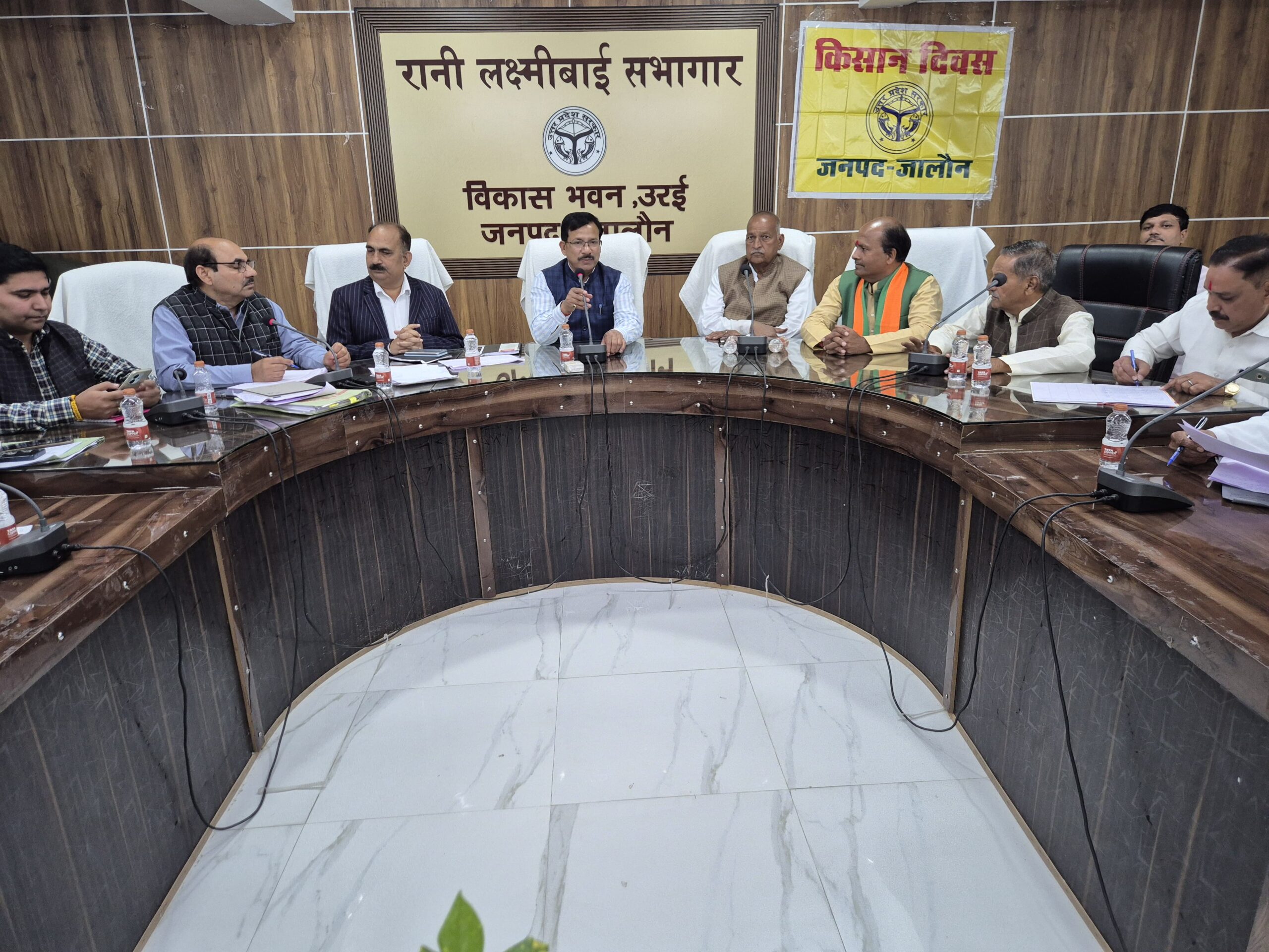 ओवररेटिंग करते पाये जाने पर दुकानदार का लाइसेंस तत्काल निरस्त कर दिया जाएगा – जिलाधिकारी राजेश कुमार पाण्डेय