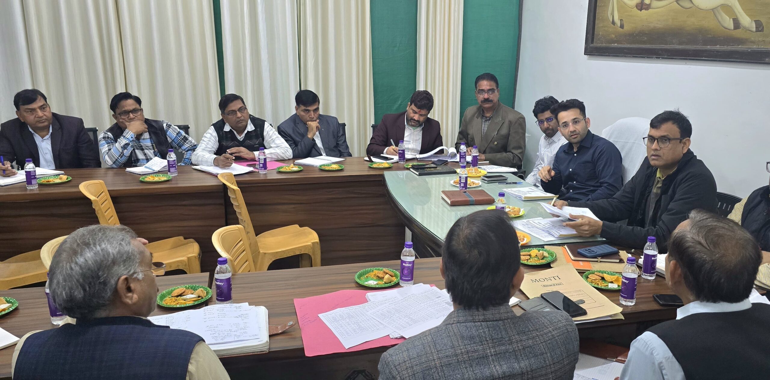 मुख्य मार्गों सहित हाईवे पर गोवंश सड़क पर ना आने पाएं : मुख्य विकास अधिकारी