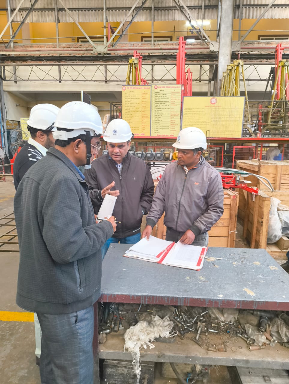 मंडल रेल प्रबंधक द्वारा इलेक्ट्रिक लोको शेड का किया निरीक्षण