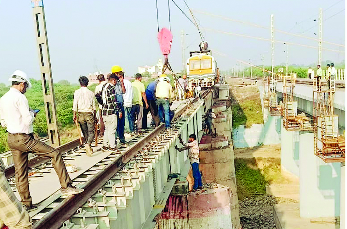 झांसी-कानपुर मार्ग पर प्लेट गर्डर प्रतिस्थापन के साथ रेल अवसंरचना में वृद्धि