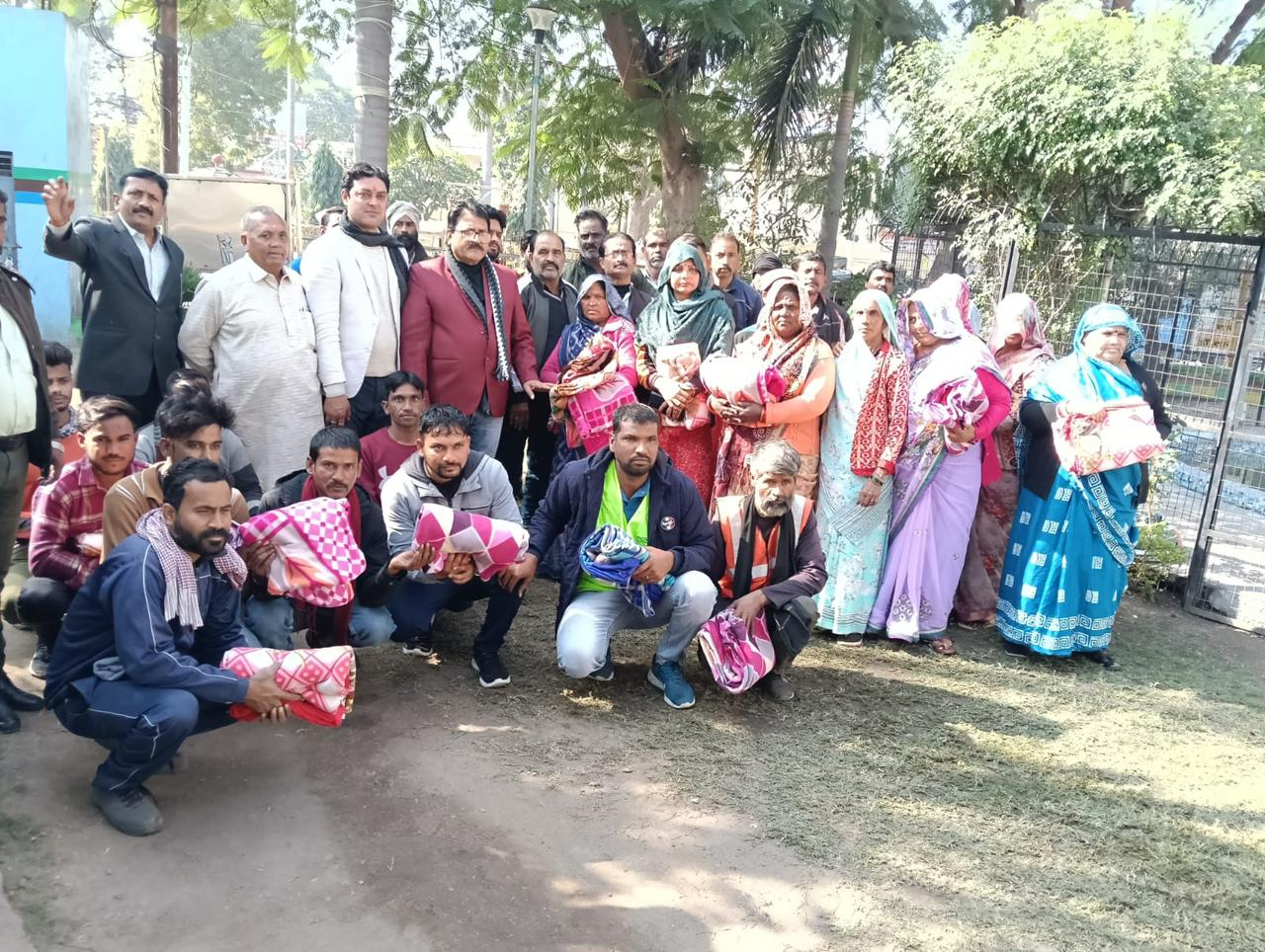 नगर निगम में सफाई कर्मचारियों  को शीतकालीन वर्दी का किया वितरण