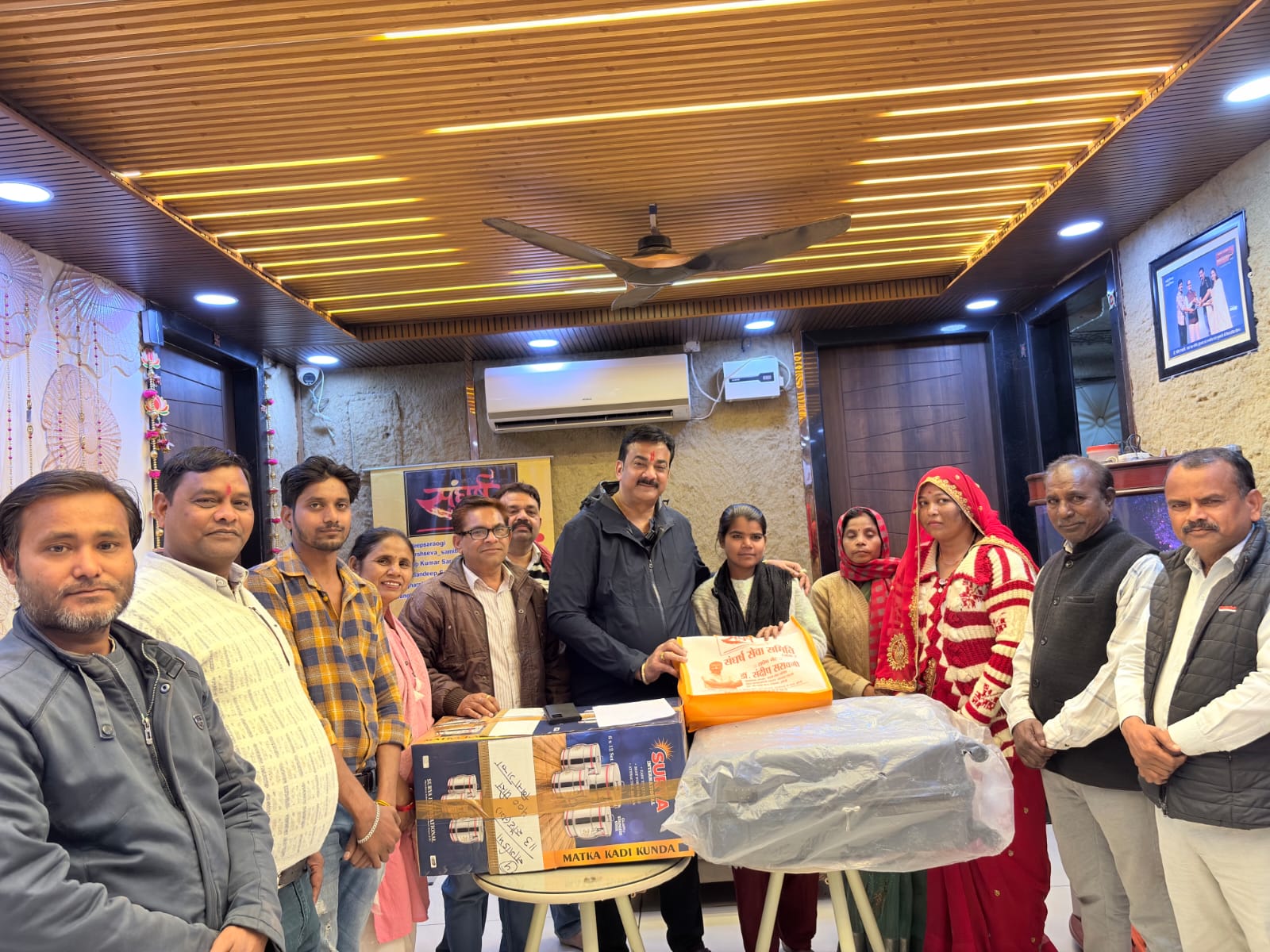 संघर्ष सेवा समिति कार्यालय पर बेटी को दिये उपहार