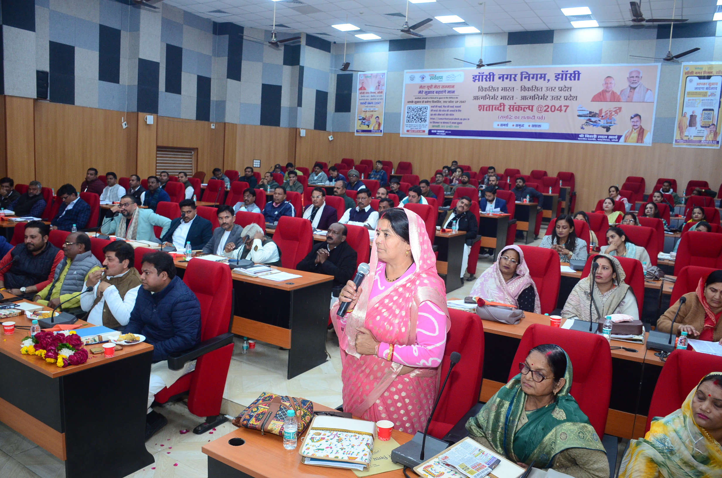 नगर निगम सदन बैठक : हंगामा,नोकझोंक के बीच थपथपाईं मेजें ,पुनरीक्षित बजट हुआ पास