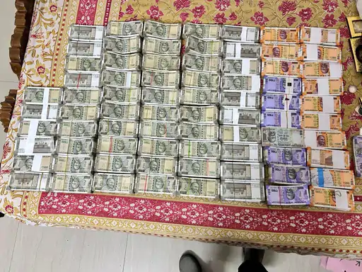 बड़ी कार्यवाही : दिन दहाड़े बीच चौराहे सीबीआई ने उठाया घूसखोर अफसरों को